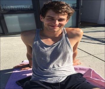 ⤑ᵖᶤᶰᵏĿЄ♏ØИÂÐЄ ┊obosit e putin spus..i think i am going to die=))))