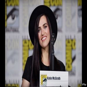 ▬ ❝Mai faceai un drum pana la spalatorie cu ea, ti-am zis sa pui pungi cand ma iei cu tine.❞ Rade; si ii ia tigara din gura si trage un fum.=)))))
