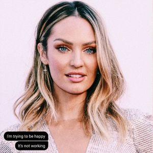 ☇. *se plimbă pe acolo*