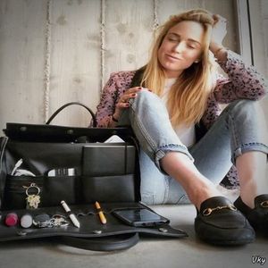 ▬ ❝Corect, mai buna ca orice pe lumea asta.❞ Surade si o pupa la randul ei in bot.=))))