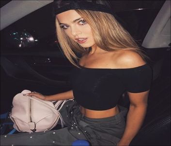 ⤑ᵖᶤᶰᵏĿЄ♏ØИÂÐЄ ┊oh corect..pare rauuu=)))# zambeste inocent si se rostogoleste cu ea(; pana pe iarba trecand printre picioarele oamenilor care alergau asa rostogolindu-se,bufneste in ras=)))):
