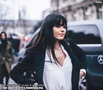 》Mare adevăr grăiești, blonda mea...*Râde și se uită cum pompierii amplasează trambulina; sub el și îl îndeamnă să se arunce* =)))))))Pfiu, Slavă Domnului!! =))))))).
