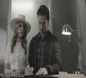 》*Se aruncă deși pompierii îi făceau brusc semn să n-o facă până se ridica Fardeen și; pică pe el de-l lipește bine de salteaua trambulinei* Ah ce bine am aterizat... *i se dăduseră și ch#iloții într-o parte și se uită la toți și țipă* NU MOR CAII CÂND VOR CÂINII =))))))))))
