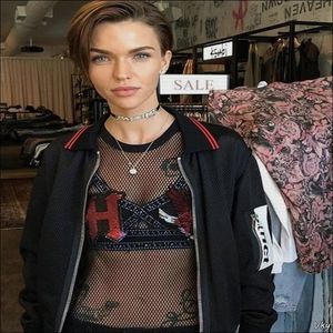 ▬ ❝De fu;;;;dul cui vorbesti acum?❞ Brusc cand aude de Sarah si ce zice de ea; se activeaza. ❝Stai la rand ca e geniala pentru altii.❞=))))))
