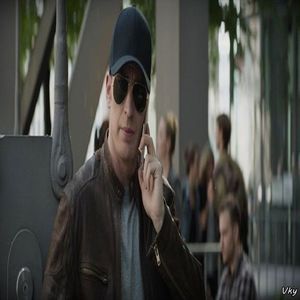 ▬ Iese din camin cu telefonul la ureche, vorbea cu ma-sa dupa atata timp si o asigura ca e bine.=)))