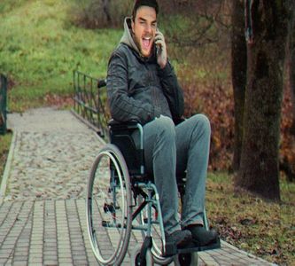 》*o cuprinde  în brațe când se pune la el* Bine, mă potolesc, sunt și eu mai sensibil zilele; astea, csf... =))))))))))). Ține-te bine de mine că nu te simt decât la mâini, nici nu simt că te-ai așezat pe mine. *râde și începe să rotească roțile cu mâinile, o plimbă*=)))))))))
