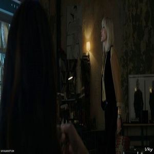▬ ❝Nu trebuie sa imi multumesti, imi e deajuns ca ti-ai revenit.❞ Intra in bucatarie si; se aseaza cu mainile pe blatul se la masa oftand scurt ca nu stia cum sa ii zica de Sarah ca decan sa nu faca vreo criza de nervi si striga. ❝Sigur, iti fac imediat.❞=))))
