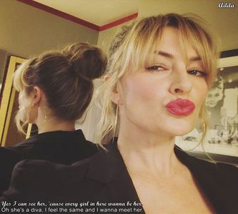 》Love youuu. *Strigă după ea, apucă o revistă și o răsfoiește să mai vadă și ea ce s-a; mai întâmplat prin țară cât a hibernat* =)))))))))
