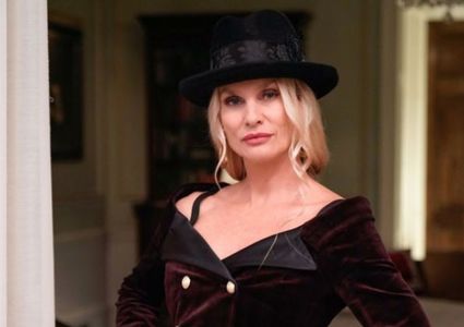 》*se împiedică pe tocuri tot uitându-se după Liz și nu se uita pe unde mergea. Nu cade,; doar își pierde un pic echilibrul, îi cade fix în brațe lui Alex dându-i cu geanta în cap lui Grant * =)))))))))))))))))))). Mă scuzați, băieți.

