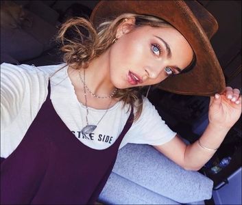 ⤑ᵖᶤᶰᵏĿЄ♏ØИÂÐЄ ┊si cumva mintea mea a dat-o in altele si acum chiar(; imi imaginez un hunger games calumea cu multi bebelusi=))))# rade si o strange tare in brate;
