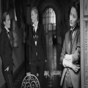 ▬ Dupa ce vede mesajul de la Ian se ridica de pe scaun si o spune pentru ea inainte sa; iasa din cabinet. ❝Acum ce a mai facut?❞ Merge pe hol si intra in cancelarie, il vede pe Ian si trece pe langa el. ❝Buna!❞
