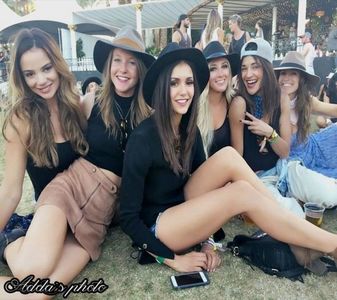 》*Stătea pe iarbă cu câteva prietene din grupul ei, inclusiv Vanessa și le bârfea pe fetele; care treceau pe acolo. Încep să râdă când le observă pe Kristina și Liz și le bârfesc mai mult* =)))))))))))))).
