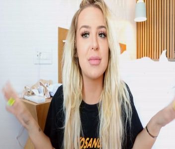 ⤷☂︎ Râde scurt când îi vede, apoi privește spre prăjituri. Dă +; din cap în sens negativ și decide să-și facă niște sanwichuri calde.

