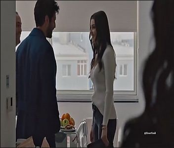 — tăcut pe cei doi, cu ochii măriți. „Nu sunt foarte sigur, ăștia doi nu ratează nicio ocazie; să se enerveze unul pe altul, deja mi-e greu să țin pasul cu ei.”
