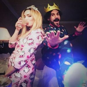 ▬ In pijamale pe scaunul din spatele autocarului cu capul lipit de; geam cu ochii inchisi, adormita.=)))))))
