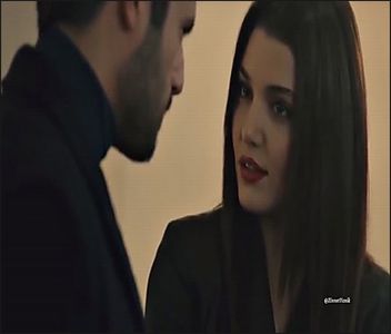 — „Nu, merci, nu mănânc la ora asta.” o spun destul de serioasă, fără să o privesc pentru; că fix în momentul ăla îmi desfac ciocolata și rup două pătrățele, mâncându-le apoi. Abia acum revin cu privirea asupra ei, pufnind ușor amuzată. „Excepând ciocolata, merge la orice oră :)))”
