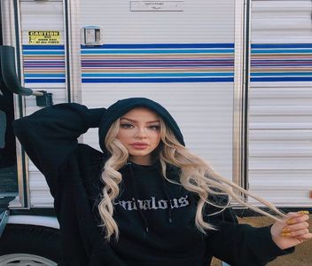 ⤷☂︎ Râde și începe să mănânce. După ce mestecă +; vorbește. ❝ Cum ți-a fost ziua? ❞
