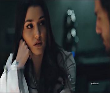 — Fiind încă concentrată pe aceste prăjituri, nici nu observasem prezența Arianei, motiv; pentru care tresar în momentul în care îi aud vocea. La scurt timp îmi întorc capul spre ea, privind-o serioasă. „Draga noastră mezină, Thylane, a făcut aceste minunate prăjituri, dar știindu-i -
