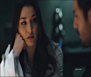 — talentele culinare ... talente pe care nu le are .. mi-e cam frică să încerc.” fac o pauză,; timp în care un mic rânjet îmi apare pe buze. Ridic o prăjitură de pe farfurie, întinzând-o spre ea. „M-am hotărât, te las pe tine să încerci.”
