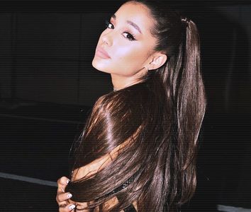 ⌙　˛ʍօօռʟɨɢɦȶ˓♥˒ǝqɐqˆᴬˠᴳˇ ;. Se aşază înapoi pe scaun, statura sa permiţându-i să-şi; aducă genunchii la bărbie. Lasă la vedere un zâmbet larg la auzul spuselor lui Hande, dar ţine să o corecteze. ❛Hei, nu eu sunt cea care a vrut să te omoare, ci Thylene. Şi ţinând cont că a lăsat
