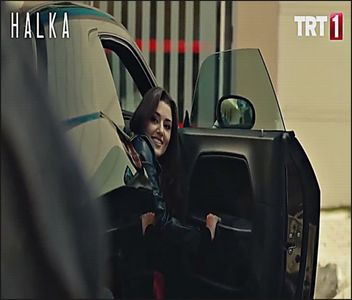 — astfel o poziție mai bună de scris. „ȘTIU!” mă bufnește râsul când câteva imagini mi; se derulează în minte și mă apuc de scris. Aleg să-i scriu bilețelul ca și cum ar veni din partea lui Jordan, acolo îmi cer scuze pentru glumele proaste pe care i le-am spus și că la urma urmei, o găs
