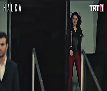 — „Am plecat!!” bag bilețelul în buzunar, cu grijă ca să nu îl șifonez și iau farfuria într-o; mână, ieșind din bucătărie dar mă întorc înapoi după aproximativ 2-3 secunde, luând și telefonul meu de pe masă. „O să-l iau și pe ăsta, în caz că intervine ceva.” îl indes și pe el în buzunarul de la
