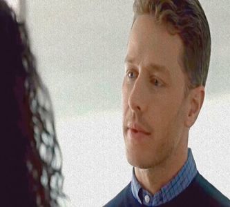 — Scot limba la ea într-un mod jucăuș și-i răspund cu o îmbrățișare în locul unor alte cuvinte; apoi ridic mâna în aer, fluturând-o în semn de salut pentru Ariana. „Despre ce vorbiți voi aici? Ce-ați mai pus iar la cale?”
