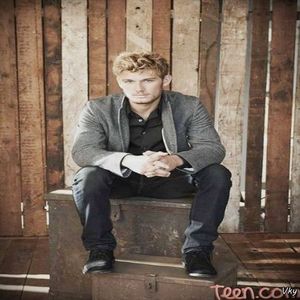 ▬ ❝Nu dorm pe tine si mai ales in autocar pe scaunul asta incomod.❞ Se aseaza mai; bine pe scaun si se uita la ea. ❝Mergem la plaja am auzit si dorm acolo.❞=))))))))
