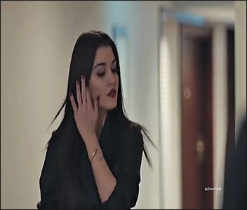 — În momentul în care Josh ne oferă această părere pozitivă cu privire la prăjituri, îmi; așez ambele mâini în șolduri, privindu-l serioasă pentru câteva secunde, apoi mă întorc spre Ari, pufnind în râs. „Ai auzit și tu ce-am auzit eu??”
