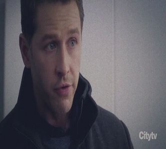 — „E na .. am făcut și eu ce-am putut! Adevărul e că sunt groaznice! Thylane le-a făcut,; nu-i așa? Adică ... am mai mâncat și altă dată.” pufnesc amuzat și dau drumul jumătății care mi-a rămas, direct în gunoi.
