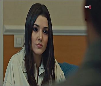 — „Nu știe să mintă, normal!! Ai idee de câte ori i-am spus să mă acopere în fața mamei,; cut eu ieșeam pe furiș din casă? ... Mereu îi spunea adevărul.” trec apoi pe lângă Josh, ieșind din bucătărie și privind în jurul meu. „De ce e așa pustiu pe aici?”
