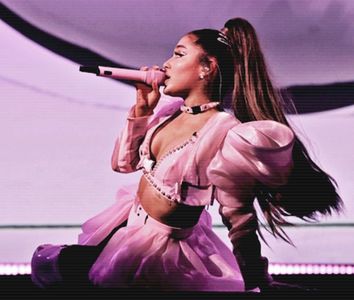 ⌙　˛ʍօօռʟɨɢɦȶ˓♥˒ǝqɐqˆᴬˠᴳˇ ;. ❛Mm, dar aici poate fi cu dus-întors. Te-ai gândit că poate nici; nu voia să te acopere şi de-aia le spunea mereu adevărul?❜, concluzionează ea scurt apoi o urmează dincolo pentru a schimba puţin ambianţa. ❛Asta mă întreb şi eu...❜
