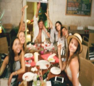 ×✎･e҉f҉f҉u҉l҉g҉e҉n҉t҉ ♦ ҉d҉r҉e҉a҉m҉s҉ ✖™ După un grandios scandal cuu Thylane care pornise de la; o simplă glumă, dar luase sfârșit cu un adevărat război de replici răutăcioase, Jordan plecase de acasă alături de Taylor pentru a-și face din nou de cap într-un club, club de unde ajunsese
