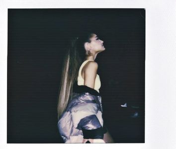 ⌙　˛ʍօօռʟɨɢɦȶ˓♥˒ǝqɐqˆᴬˠᴳˇ ;. Oftează scurt în urma întâmplării, apoi aruncă o privire spre; Jordan, acţiune în urma căreia conchide: ❛Măcar aşa e mai credibil, alcoolul te îndeamnă să faci lucruri pe care în mod normal nu le-ai face, inclusiv să scrii bileţele!❜, spune mai mult şoptit.
