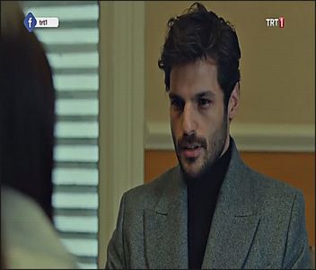 — Surâd în urma cuvintelor Arianei și mă așez pe ultima treaptă. „Dacă te face să te simți; mai bine, atunci da, așa voiam să zic.” îmi iau câteva secunde pentru a-i analiza pe fiecare, apoi continui. „Nici nu-i nevoie să mai răspundeți, pot să ghicesc deja. De exemplu voi..” -
