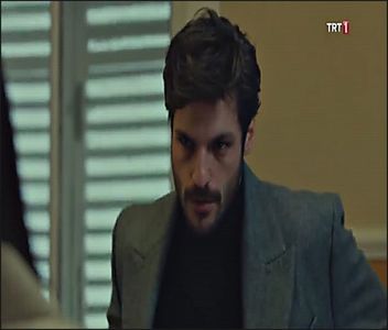 — arăt cu degetul arătător spre Ariana și Hande. „Sigur așteptați ca ceva să se întâmple,; cunosc privirile alea. El .. ” următorul pe care-l indic cu același deget este Jordan. „A băut atât de mult încât probabil a uitat-o pe Taylor în oraș. Și ea ...” fac o pauză destul de lungă, cât Thyl
