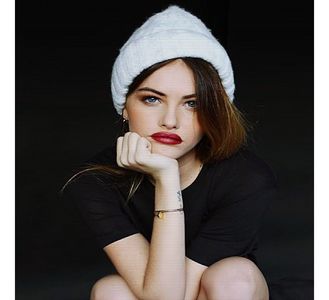 — Îmi dau ochii peste cap vizibil enervată și mă apropii din nou de masă, luând acel bilețel; de pe farfurie. „Ar fi drăguț să-ți asumi tot ce faci. Sau stai ... te-ai plictisit prea tare azi, ai consumat iar tot alcool-ul și te-ai gândit să mai râzi puțin.” îi întind bilețelul, fixându-l cu p
