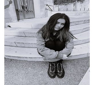 — Mă încrunt când îi văd reacția și prind ambele încheieturi pentru a-l opri din a-mi arunca; bucățelele de hârtie în păr. „Tu crezi că-mi bat capul cu tâmpeniile tale? Altă treabă n-am decât să stau să scriu bilețele ca să-ți atrag ție atenția, ce să zic. Ai gândit-o mult pe asta?” -

