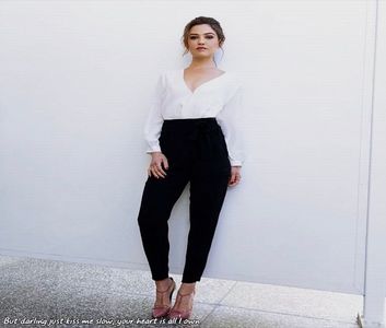 ➷. [cobor din camera mea jucându-mă cu telefonul pe care-l treceam dintr-o mâna în alta; și mă opresc din asta când ajung jos și-l văd pe Serkan. Ridic mâna și o flutur în semn de salut, zâmbind scurt] Bună, bună. ;;)

