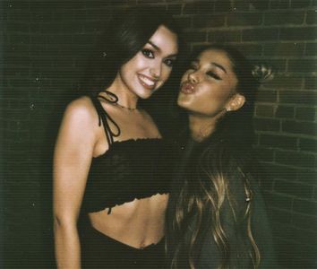 ⌙　˛ʍօօռʟɨɢɦȶ˓♥˒ǝqɐqˆᴬˠᴳˇ ;. suprimând orice urmă de zâmbet ar fi fost prezentă pe chipul ei; până acum, făcând, evident, referire la apariţia lui.
