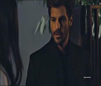 — „Fii atentă, o să-ți dau o explicație la care nu te-ai fi așteptat niciodată!!” în tonul vocii; mele se putea citi acum o urmă de suspans, parcă făcându-mă și pe mine curios, dar în secunda următoare totul revine la normal și-mi trec mâna prin păr, dându-l pe spate, apoi îi ofer -

