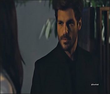 — răspunsul mult așteptat pe un ton simplu. „Plouă afară!” deschid frigiderul și-mi iau; sticla după care venisem de fapt în bucătărie și fără să-mi pese că aș putea uda totul în jurul meu, mă așez relaxat pe scaun, deschizând sticla. „Tu ce faci aici, singură? Unde ți-e partenera?”
