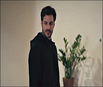 — Îmi întorc capul spre Nina atunci când îi aud vocea și imediat după ce mi se adresează,; mă îndrept cu pași relaxați spre frigider. „Personal nu am nimic, dar facem rost, nu-ți face griji.” deschid frigiderul și analizez puțin interiorul. „Cam ce ai prefera?”
