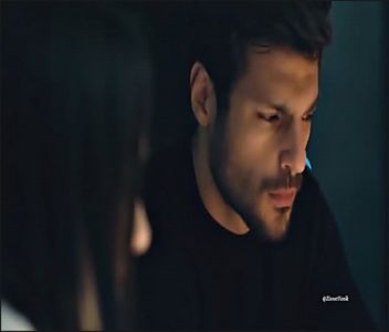 — Vreau, bineînțeles, să mai adaug ceva, dar mă trezesc cu felia de portocală în gură,; lăsând o expresie amuzată să iasă la iveală, asta pentru că mă prinsesem de motivul pentru care făcuse asta. „Mici și proști, știu, știu.” rostesc abia după ce termin de mâncat portocala.

