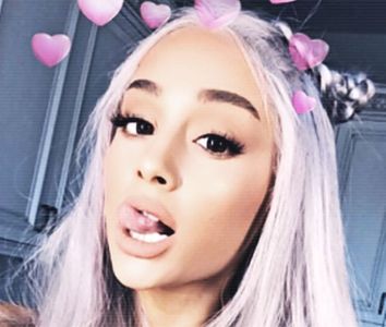 ⌙　˛ʍօօռʟɨɢɦȶ˓♥˒ǝqɐqˆᴬˠᴳˇ ;. Începe să-şi bălăngăne din nou picioarele, lăsând portocala; care îi mai rămăsese pe blat. ❛M-am plictisit.❜
