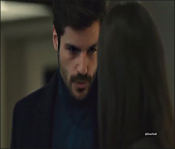 — „Minți!! Știu că minți!” strig în urma Arianei și ies și eu din bucătărie, dând nas în nas; cu buchetul de flori a lui Jordan, apoi îl observ și pe el. Deschid gura pentru a-i da o replică acestuia, dar o privesc pe Ariana cu coada ochiului, adăugând după ce aceasta termină. „Asta voiam -
