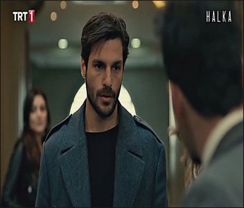 — floricele pe care le-ar fi putut face până și Thylane care-și face apariția, făcându-mă; să mă opresc în fața ușii de la bucătărie. Știind că Jordan s-a dus sus, în căutarea ei, aleg să-mi ajut prietenul ... într-un fel sau altul și rostesc, mărindu-mi ochii. „Thylane!! Repede!! Jordan -
