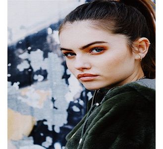 — două câte două ca să ajung mai repede. „Jordan, ieși din camera ...” mă opresc când; ajung în dreptul ușii, aceasta fiind deja deschisă, fapt ce mă ajută să observ cu ușurință atât pe el cât și trandafirii așezați acum pe patul meu. „.. mea.” ajung să-mi termin abia acum propoziția, a
