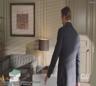 》*când trece pe lângă Grant, dă mai tare din picioare de-i dă cu nisip în față, apoi râde; și fuge spre hotel, se împiedică de trepte și cade pe podeaua terasei, se uită lung la Tom, speriat să nu țipe la el, o vede și pe Anne prin ușile cu geam că ieșea din lift* =))))))))))).
