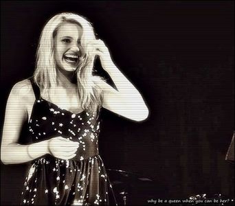 ⤑ᵖᶤᶰᵏĿЄ♏ØИÂÐЄ ┊nu am nimic,incercam doar sa imi traiesc fantezile de film romantic din ani 2000(; cu plimbari pe plaja in rochita alba cu muzica nostalogica pe fundal=)))))# rade;tu ce faci?pari intr-o stare foarte..buna=)))):>
